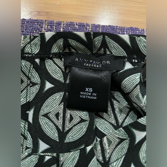 Ann Taylor geometric print top - XS - Picture 5 of 7